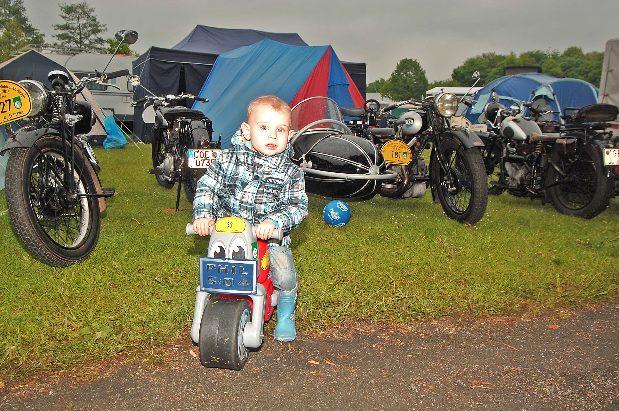 Schon die Jüngsten sind im Fahrerlager mit "Motorrädern unterwegs.